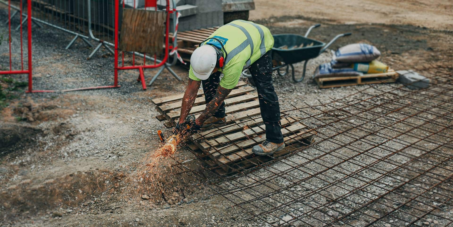 כלי עבודה באתר בנייה