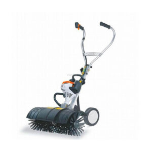 השכרת מבריש דשא סינטטי מוטורי – סידור סיבים וניקוי מהיר! גינות, מגרשים, חצרות. חזק, נוח, הדרכה מלאה – התקשרו ל-050-404-0895!