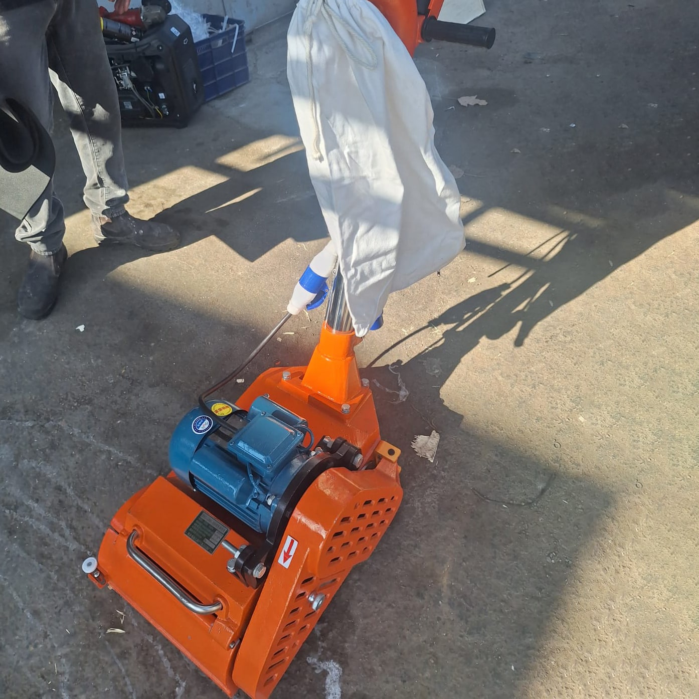 מלטשת-טנק-לליטוש-פרקטים-דקים-עקומים-2.jpg השכרת מלטשת טנק לליטוש פרקטים דקים עקומים – תמונה 1