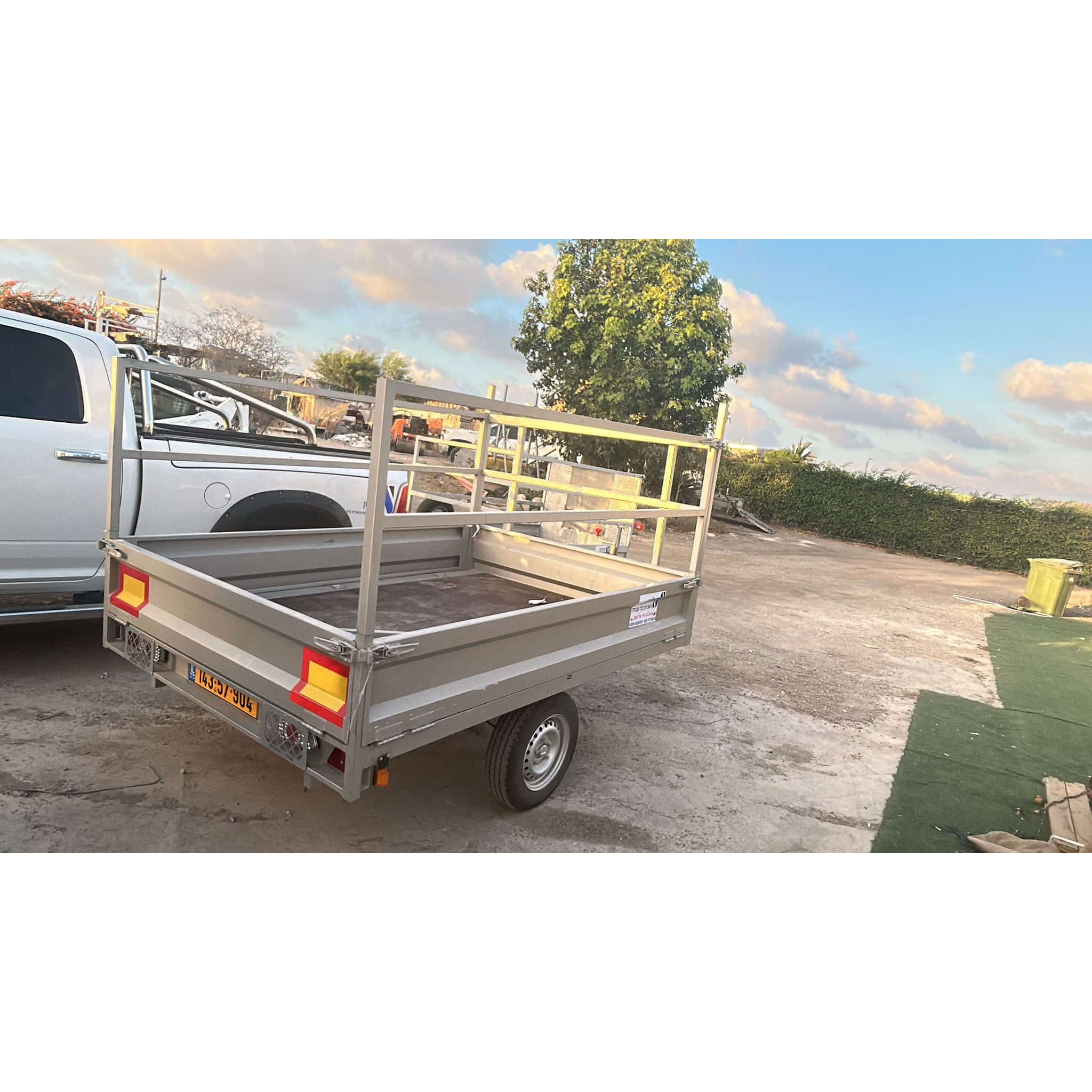 נגרר פתוח להשכרה השכרת נגרר פתוח 1.1 טון – 2.5×1.7 מטר, דלתות צד + סולמות! הובלה קלה לריהוט, ציוד, גינון. רק 200 ₪ ליום – התקשרו ל-050-404-0895!