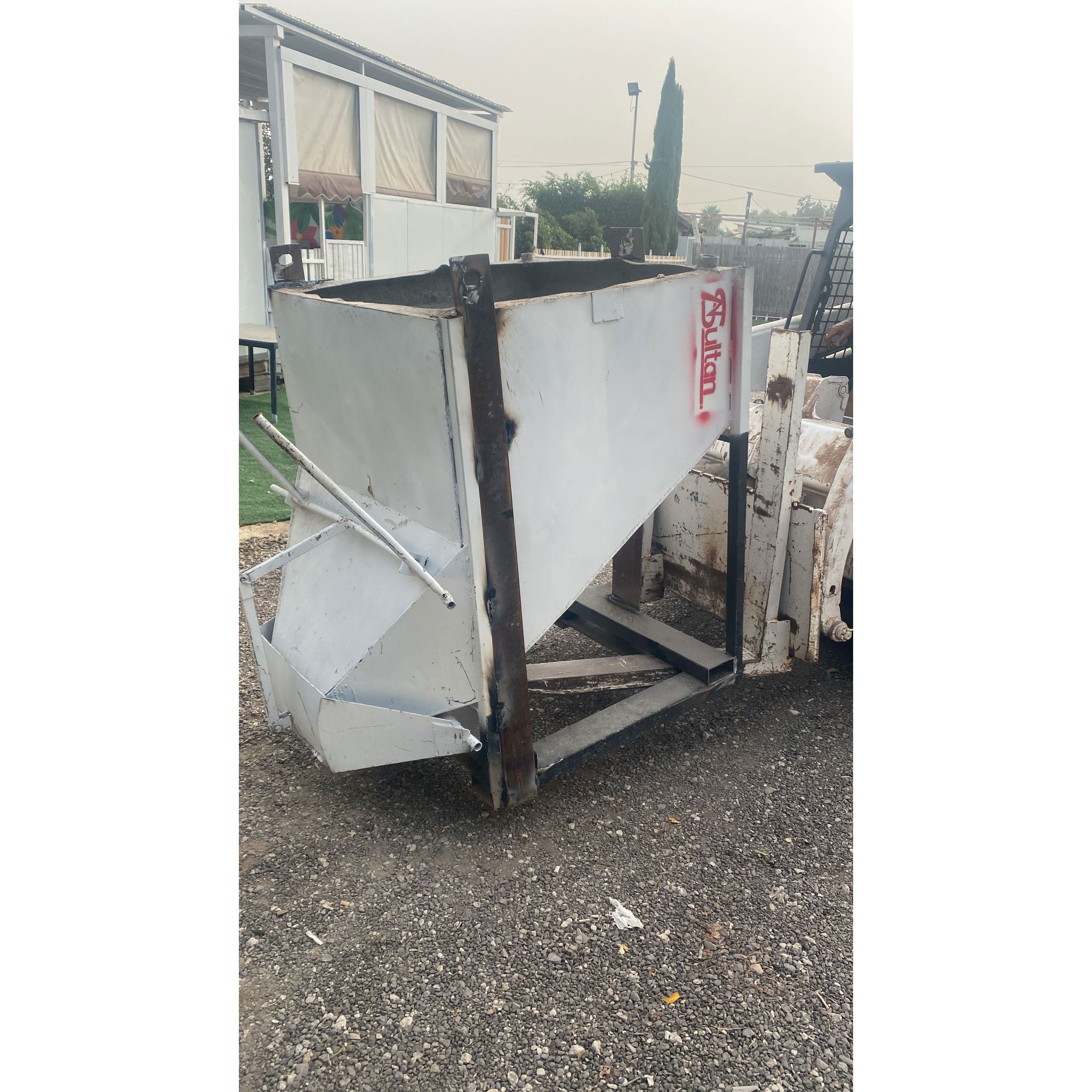 סל בטון להשכרה השכרת סל בטון – הובלה ויציקה מדויקת בגובה ובמקומות צרים! מתאים למנוף/מלגזה, פתיחה מבוקרת. יציקות עמודים, תקרות – הדרכה מלאה – התקשרו ל-050-404-0895!